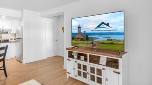 Eine moderne Küche mit weißen Schränken und einem eingebauten Kühlschrank.