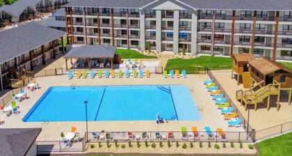 109 Ground level, Walk to Convention Center and Landing