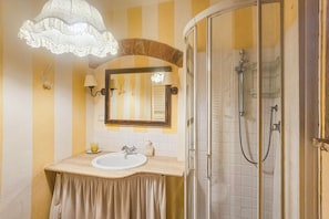 Familieleilighet, 3 soverom, ved fjell (Francigena Loggia Pergola Shared Pool) | Bad | Kombinert dusj/badekar, hårføner, bidé og håndklær