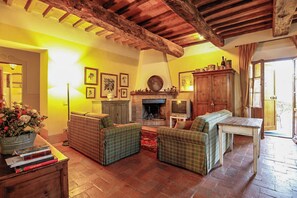 Familienapartment, 3 Schlafzimmer, Bergseite (Francigena Loggia Pergola Shared Pool) | Wohnbereich | 21-Zoll-Fernseher mit Satellitenempfang