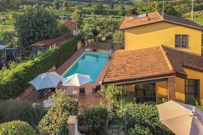 A residential property with a swimming pool, outdoor seating, and a garden. - Francigena Loggia Pergola Shared Pool (Gambassi Terme)