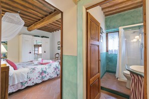 Family Apartment, 2 Bedrooms, 2 Bathrooms, Mountainside (Francigena Terrazza Shared Pool) | 2 bedrooms, free WiFi, bed sheets - Francigena Terrazza Shared Pool (Gambassi Terme)