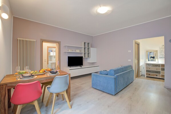 Appartement familial, plusieurs chambres (Riva Nest) | Aire de séjour | Téléviseur de 21 po avec télévision par câble