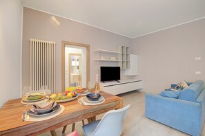 Family Apartment, 1 Bedroom, Microwave (Riva Nest) | Dining