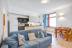Family Apartment, 1 Bedroom, Microwave (Riva Nest) | Living area