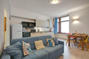 Appartamento familiare, 1 camera da letto (Riva Nest) | Area soggiorno | TV 21 pollici con canali via cavo