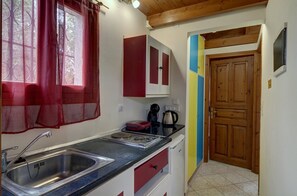 Townhouse – standard, hageutsikt | Eget kjøkken | Minikjøleskap, mikrobølgeovn, kokeplater og kjøkkenutstyr