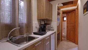 Standard Townhome, Garden View | Dapur peribadi | Peti sejuk mini, ketuhar gelombang mikro, dapur
