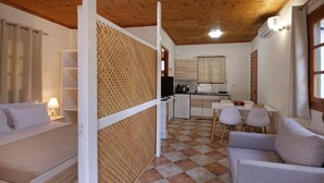 Une pièce confortable comprenant un lit, un canapé, un coin repas et une cuisine.