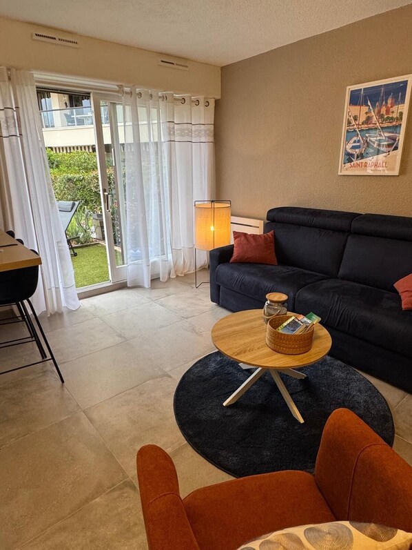 Living area - Charming seafront studio with terrace and pools in private residence (Saint-Raphaël)