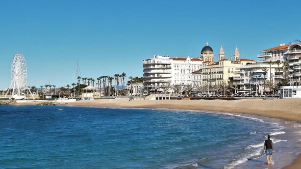 A beach with a Ferris wheel and a large building with domed architecture in the background. - Charming seafront studio with terrace and pools in private residence (Saint-Raphaël)