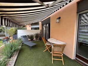 Outdoor dining - Charming seafront studio with terrace and pools in private residence (Saint-Raphaël)