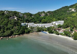 Sulla spiaggia, lettini da mare