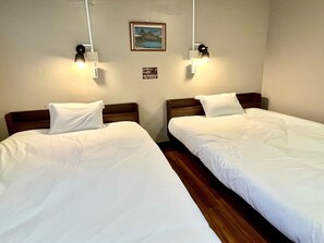舒适四人房 | 客房内保险箱、免费 WiFi