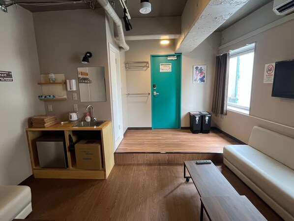 Standard Quadruple Room | Peti besi dalam bilik, Wi-fi percuma 