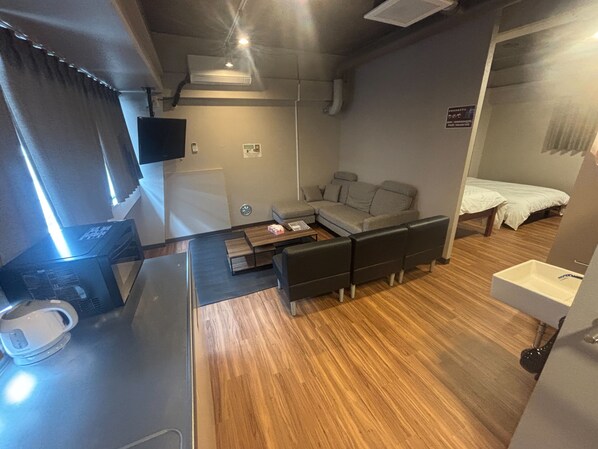 Habitación cuádruple Confort | Área de sala de estar
