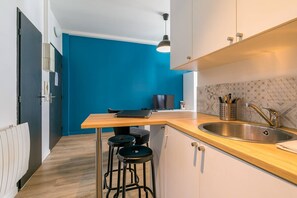 Kjøleskap, mikrobølgeovn, ovn og kaffetrakter/tekoker