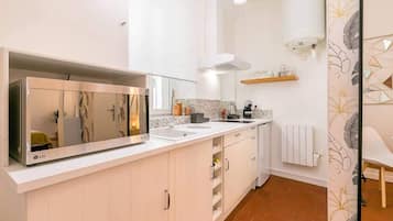 Køleskab, mikrobølgeovn, kogeplade, kaffe-/temaskine