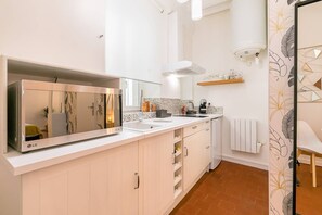 Kjøleskap, kaffetrakter/tekoker og kjøkkenutstyr