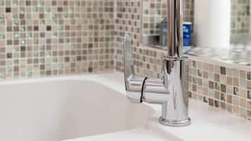 Bruser, hårtørrer, håndklæder