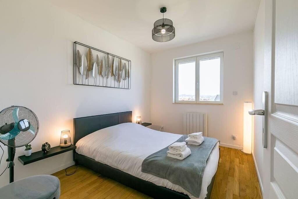 2 bedrooms, iron/ironing board, internet, bed sheets