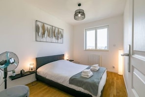 2 bedrooms, iron/ironing board, Internet, bed sheets
