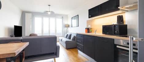 Frigorífico, microondas, horno y placa de cocina