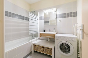 Shower, hair dryer, towels
