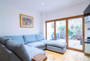 Living area - Spacious two-bedroom apartment located in the heart of Cheltenham. (Cheltenham)