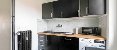 Kühlschrank, Ofen, Geschirrspüler, Wasserkocher mit Kaffee-/Teezubehör