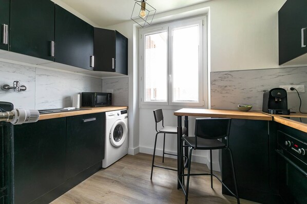 Fridge, oven, dishwasher, coffee/tea maker