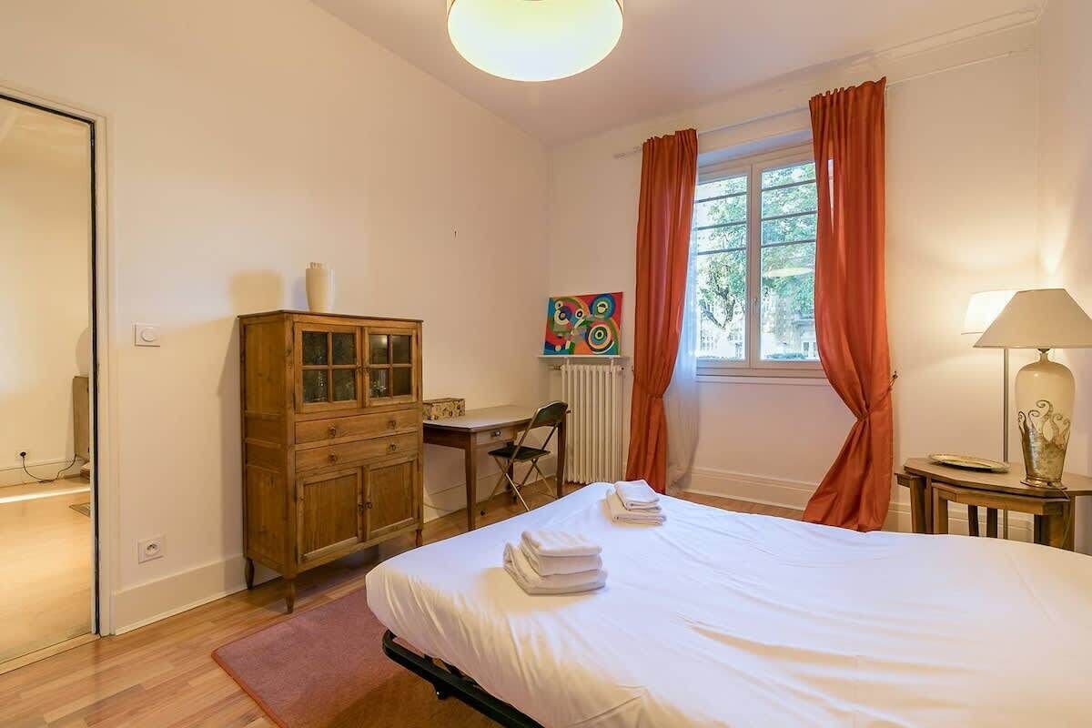 10 Schlafzimmer, Bügeleisen/Bügelbrett, Reisekinderbett