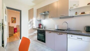 Réfrigérateur, micro-ondes, four, plaque de cuisson