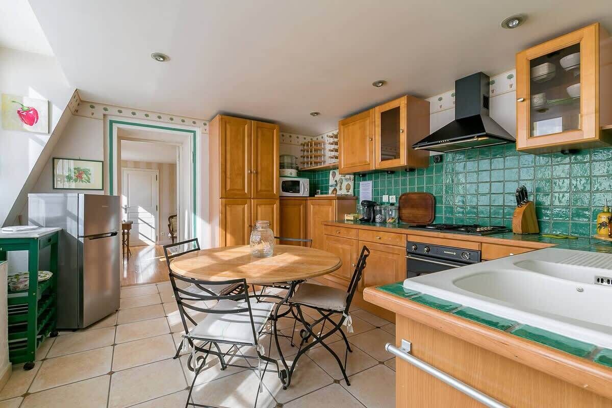 Kühlschrank, Mikrowelle, Ofen, Wasserkocher mit Kaffee-/Teezubehör