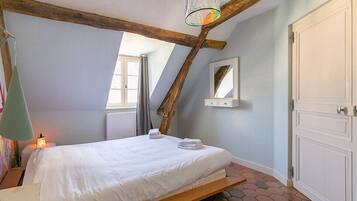 2 bedrooms, desk, iron/ironing board, WiFi