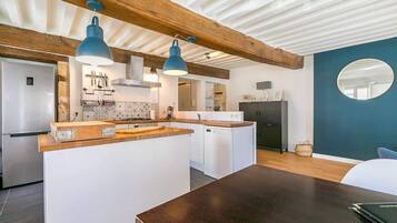 Réfrigérateur, micro-ondes, four, plaque de cuisson