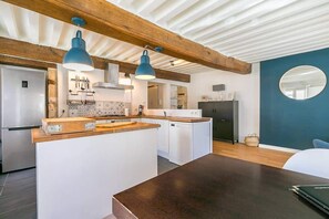 Geladeira, micro-ondas, fogão, lava-louças