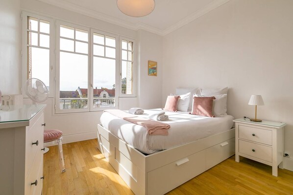 2 室のベッドルーム、WiFi (無料)