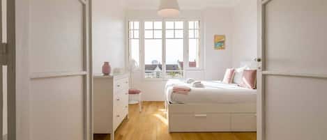 10 soverom, strykejern/-brett, reiseseng for barn og wi-fi (inkludert)