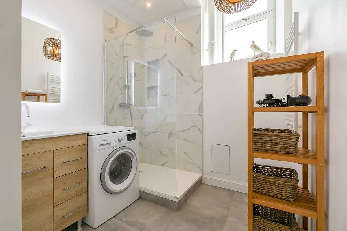 Secador de cabelo, toalhas de banho