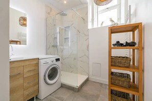 Secador de cabelo, toalhas de banho