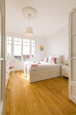 2 室のベッドルーム、WiFi (無料)