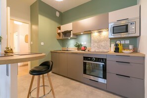 Fridge, oven, coffee/tea maker, cookware/dishes/utensils - Le chabot charny -Appartement au cœur du centre historique -SR Loc (DIJON)