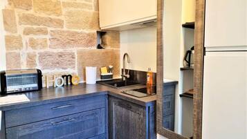 Een koelkast, een microgolfoven, een kookplaat