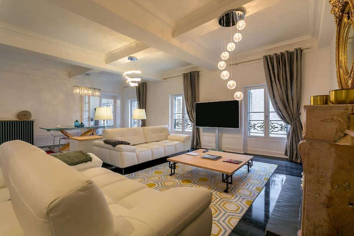 Televisión y chimenea 