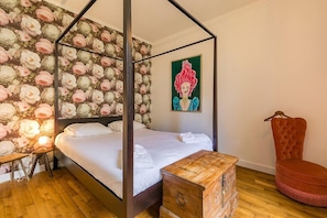 2 bedrooms, iron/ironing board, internet, bed sheets