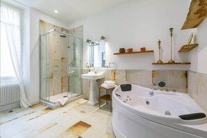 Douche, sèche-cheveux