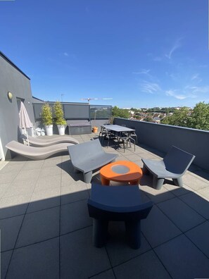 Outdoor dining - Le Fantasy- Appartement 2 chambres avec grande terrasse- SR Loc (DIJON)