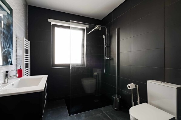 Dusche, Haartrockner, Handtücher, Seife