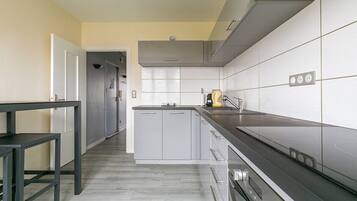 Kühlschrank, Mikrowelle, Ofen, Geschirrspüler